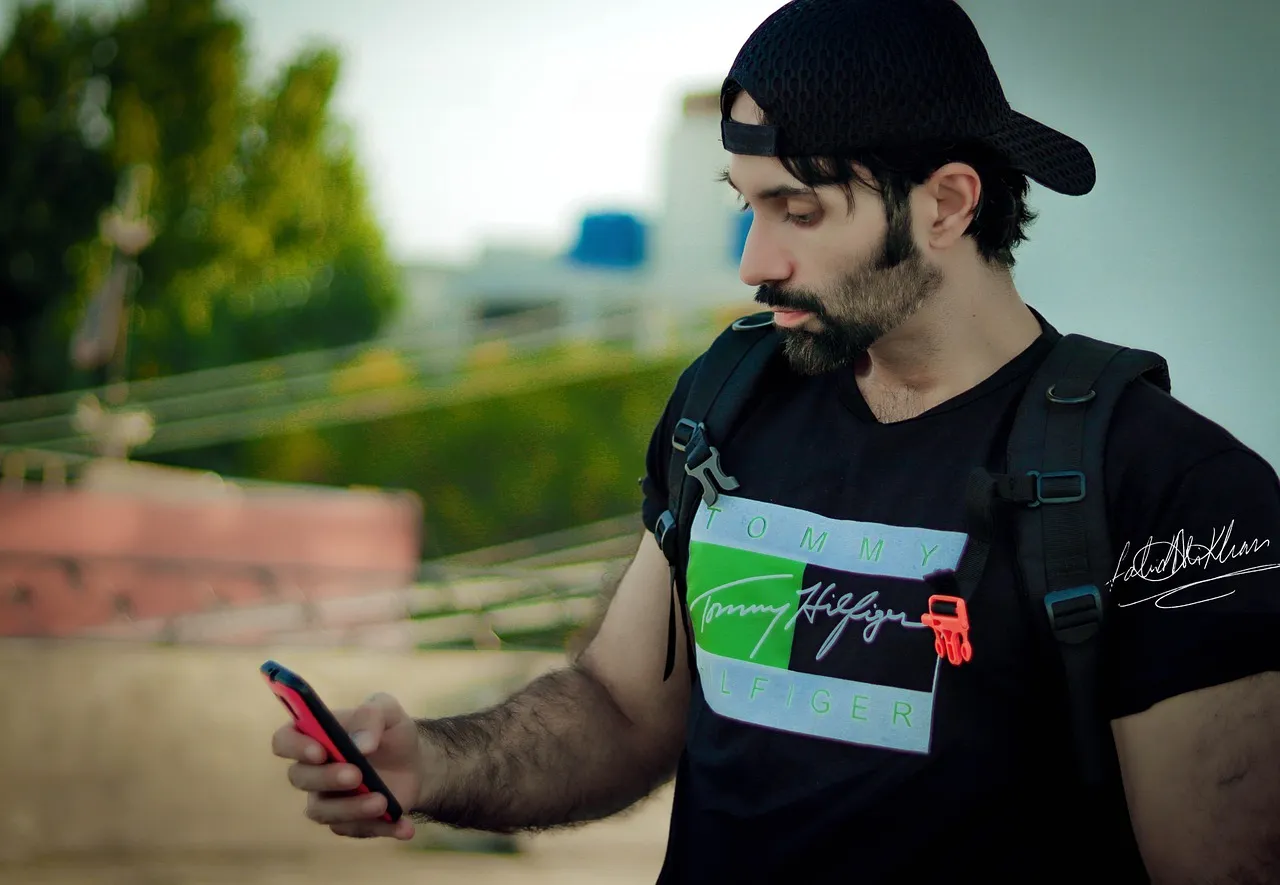 man-404376_640